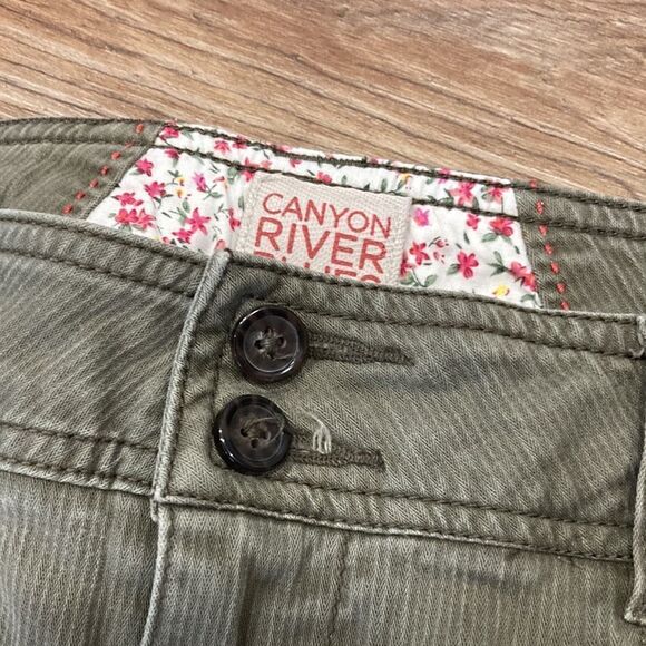 5/$15 Canyon River Blues Women’s Green Corduroy Capris Utility Pockets size 8 - Picture 3 of 5